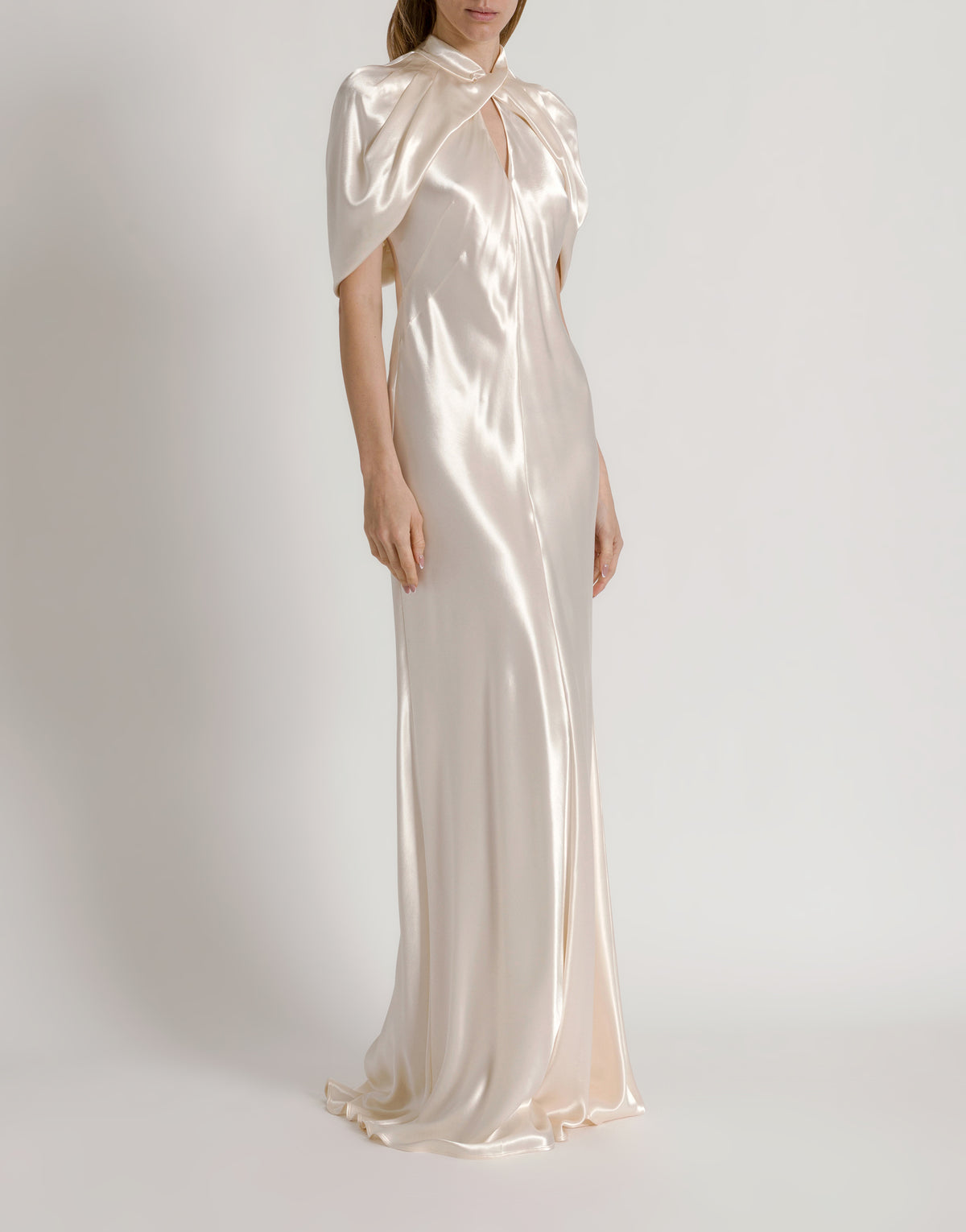 Robe de soirée en satin avec manches cape - White