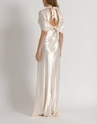 Robe de soirée en satin avec manches cape - White