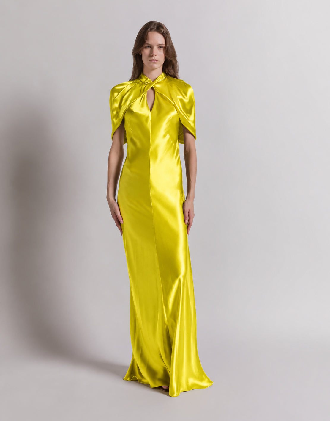 Robe de soirée en satin avec manches cape - Yellow