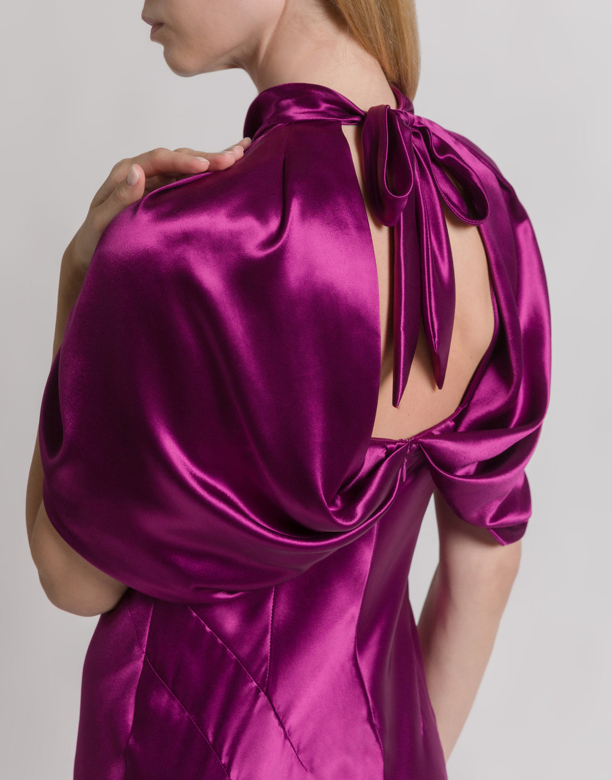 Robe de soirée en satin avec manches cape - Purple