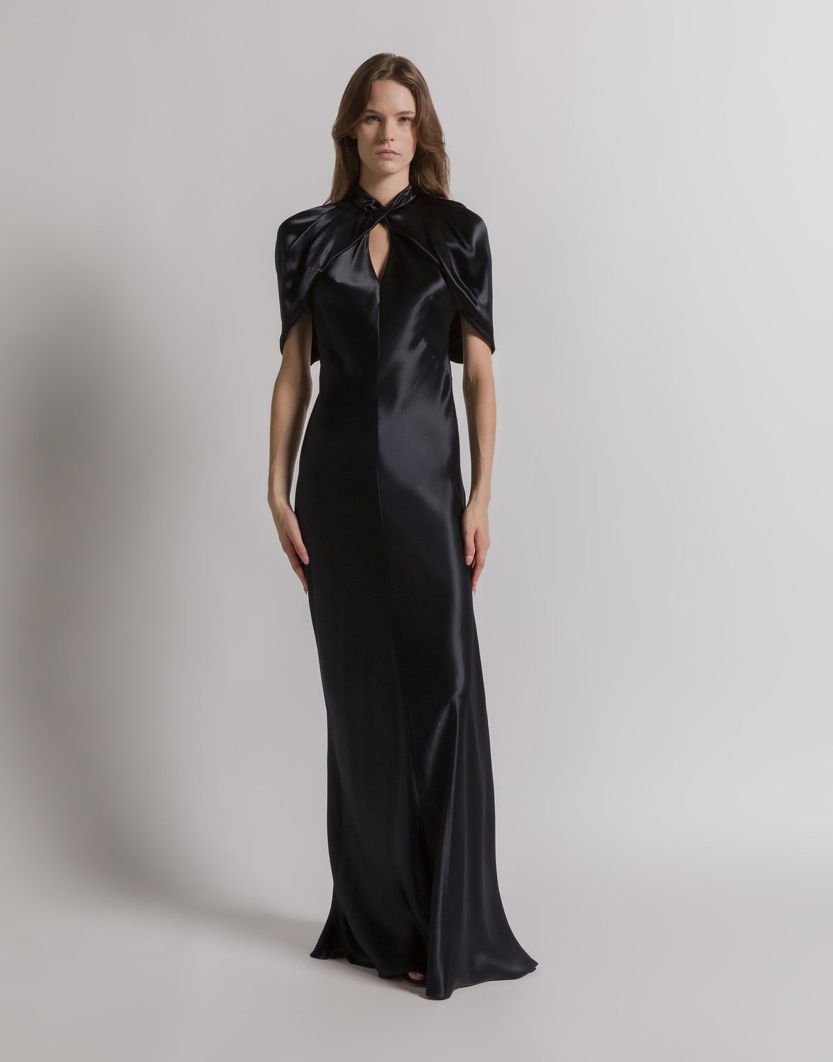 Robe de soirée en satin avec manches cape - Black