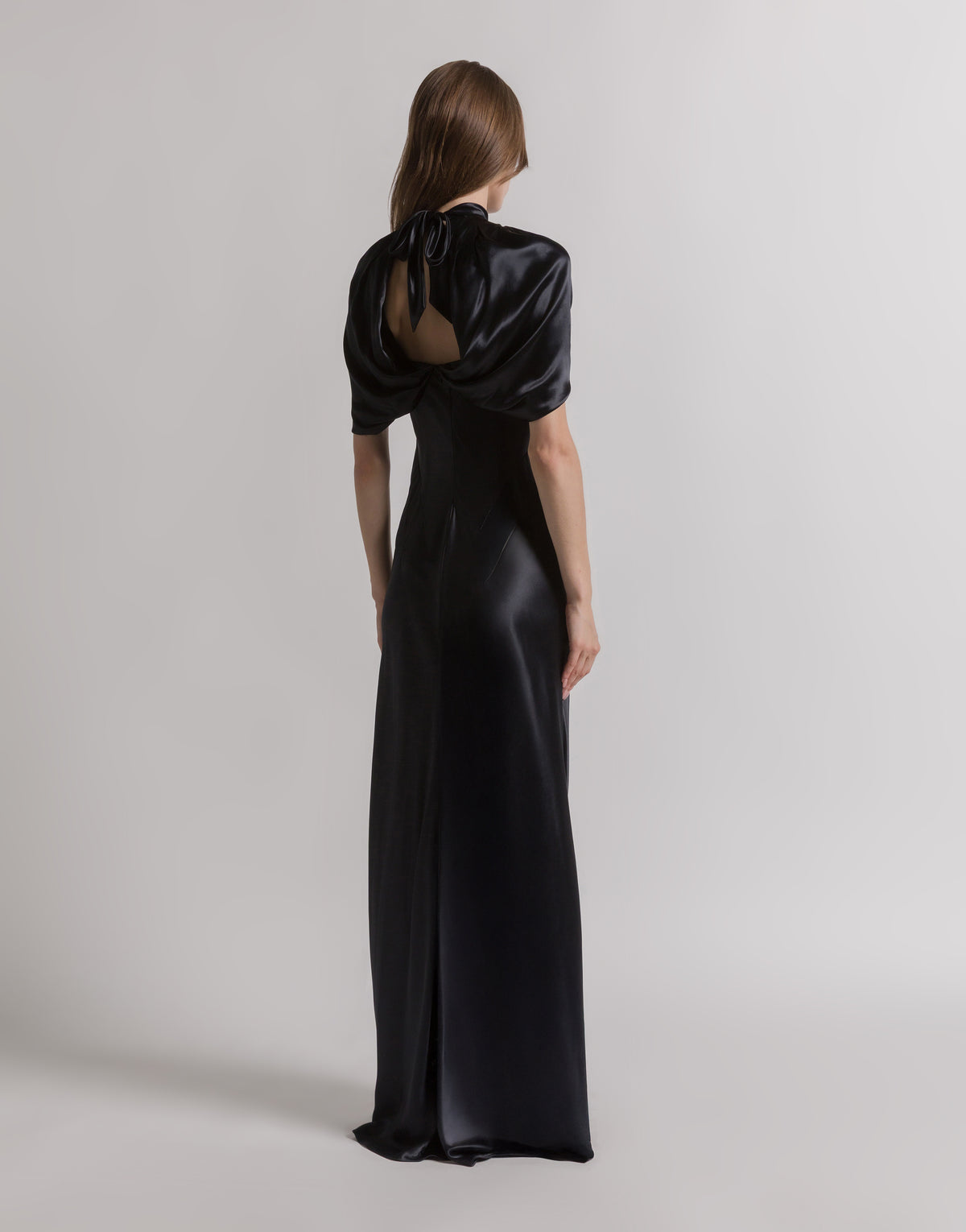 Robe de soirée en satin avec manches cape - Black