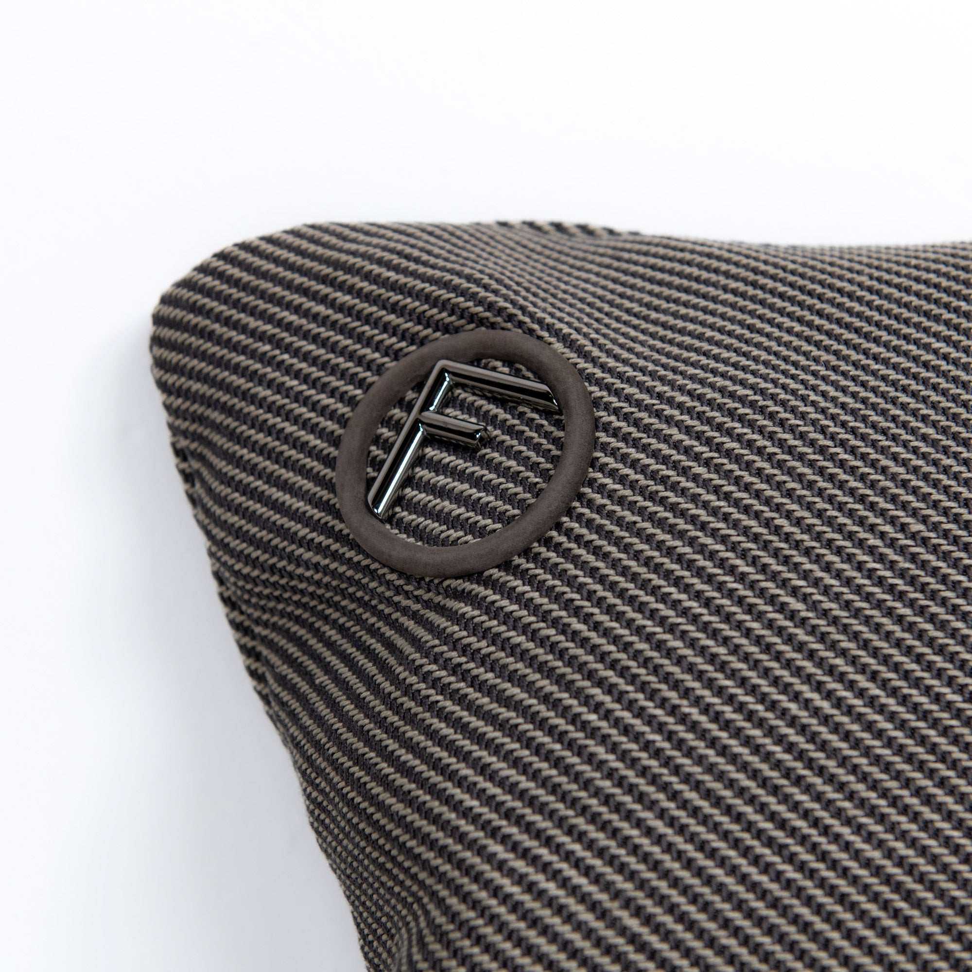 Coussin rayé à rayures inclinées - Noir & Beige