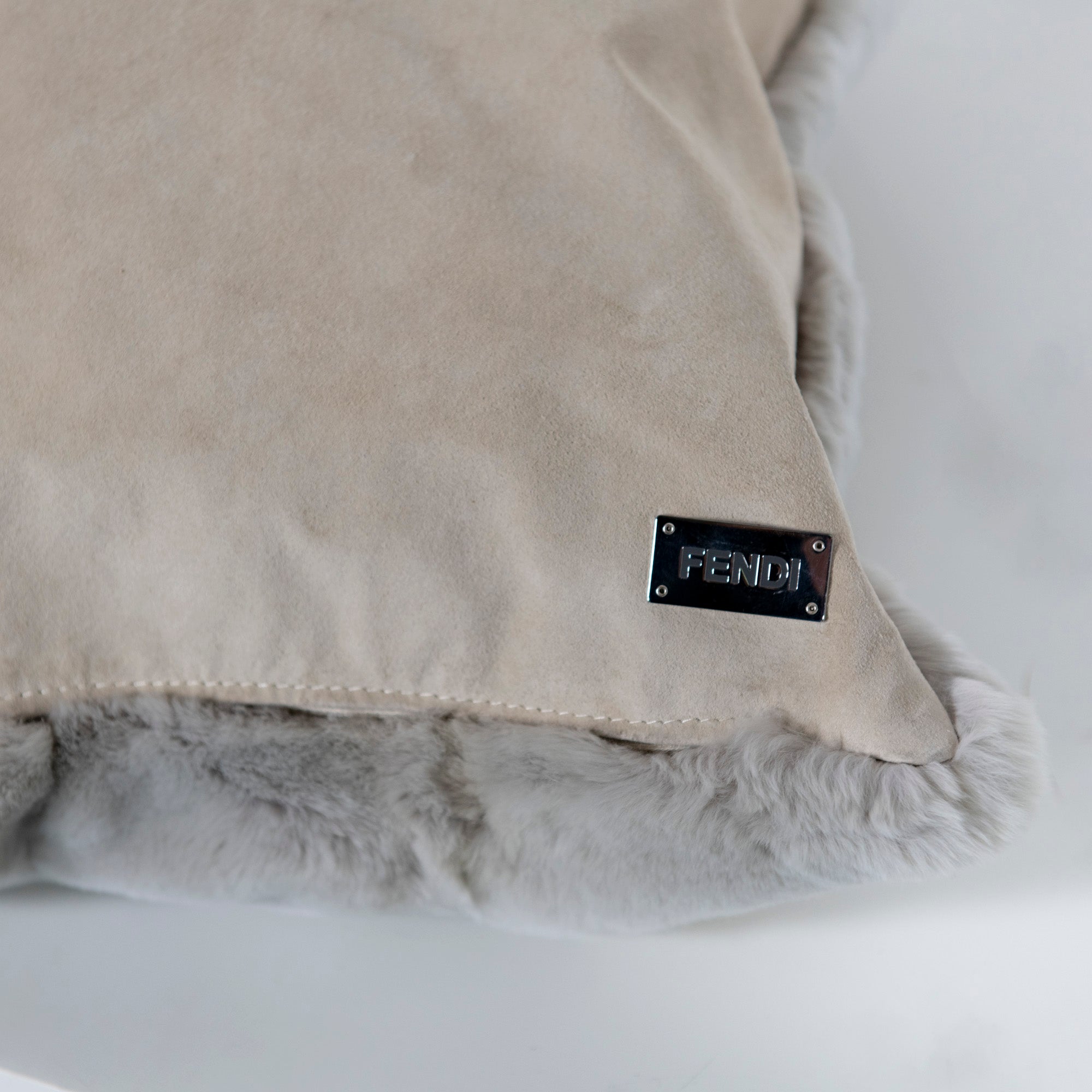 Coussin carré en fausse fourrure - Gris Clair