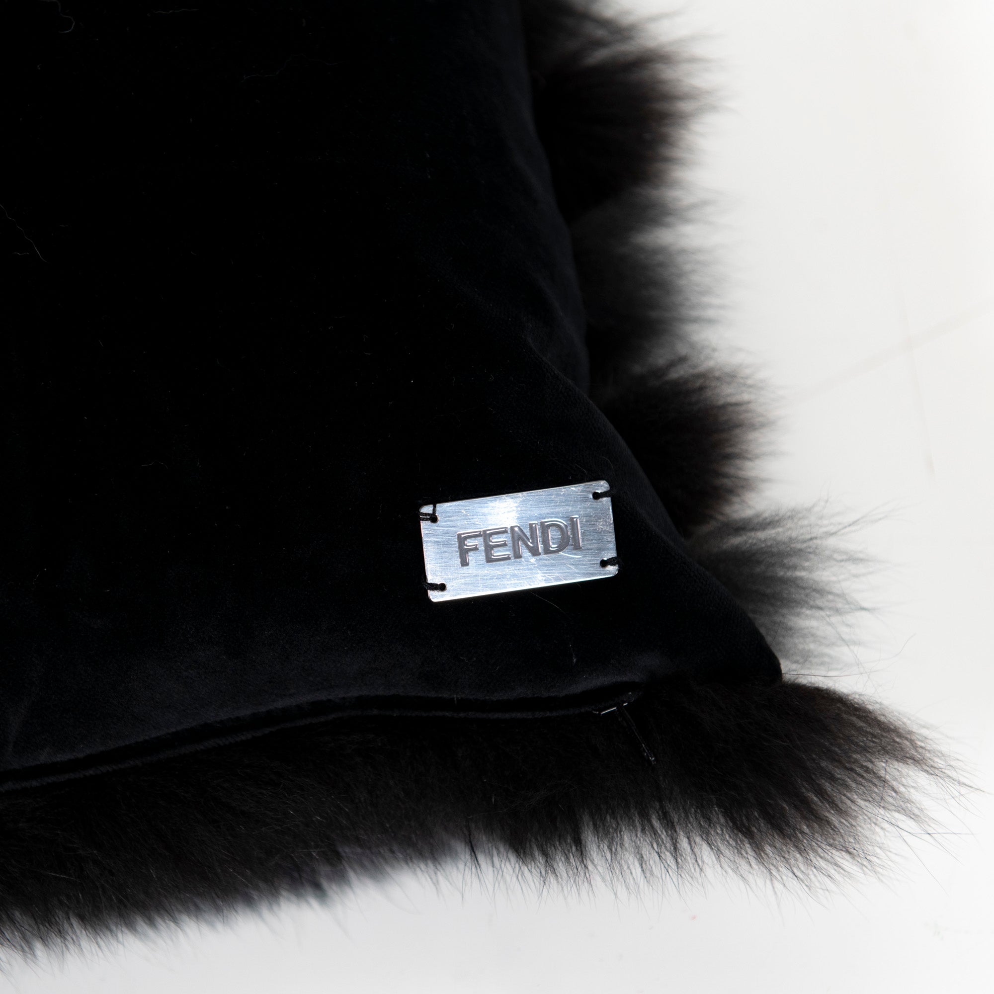 Coussin rectangulaire en fausse fourrure - Sombre