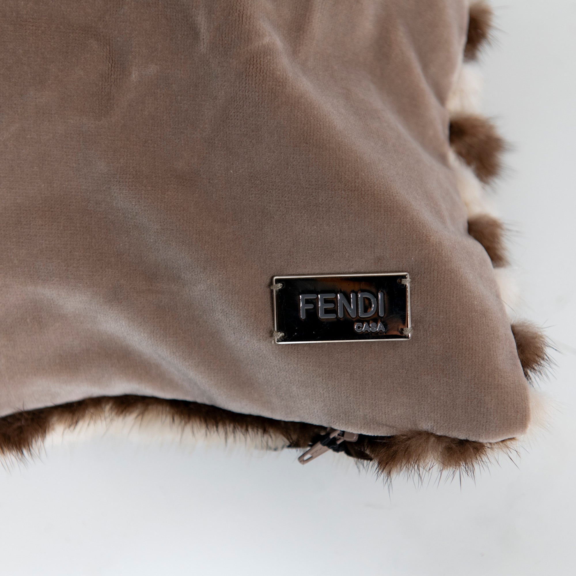 Coussin en fourrure à rayures - Marron & Crème