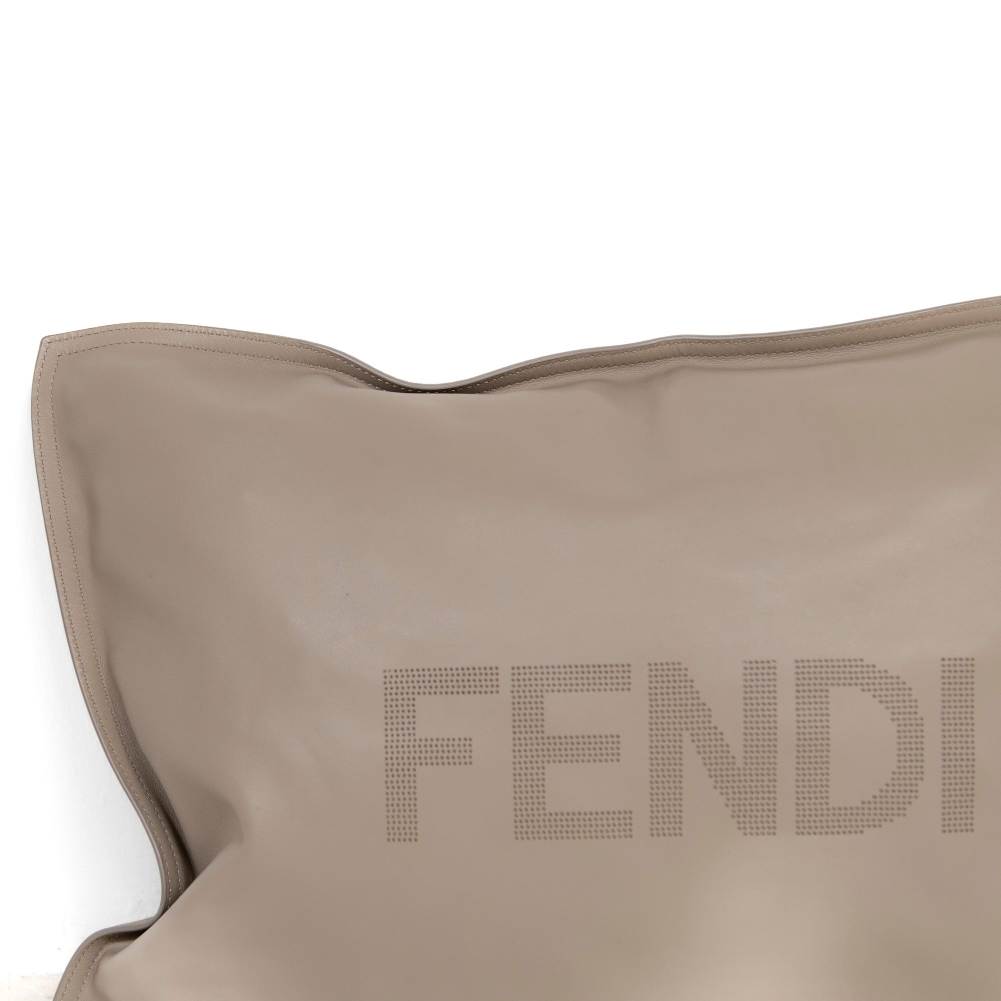 Coussin en cuir perforé - Beige