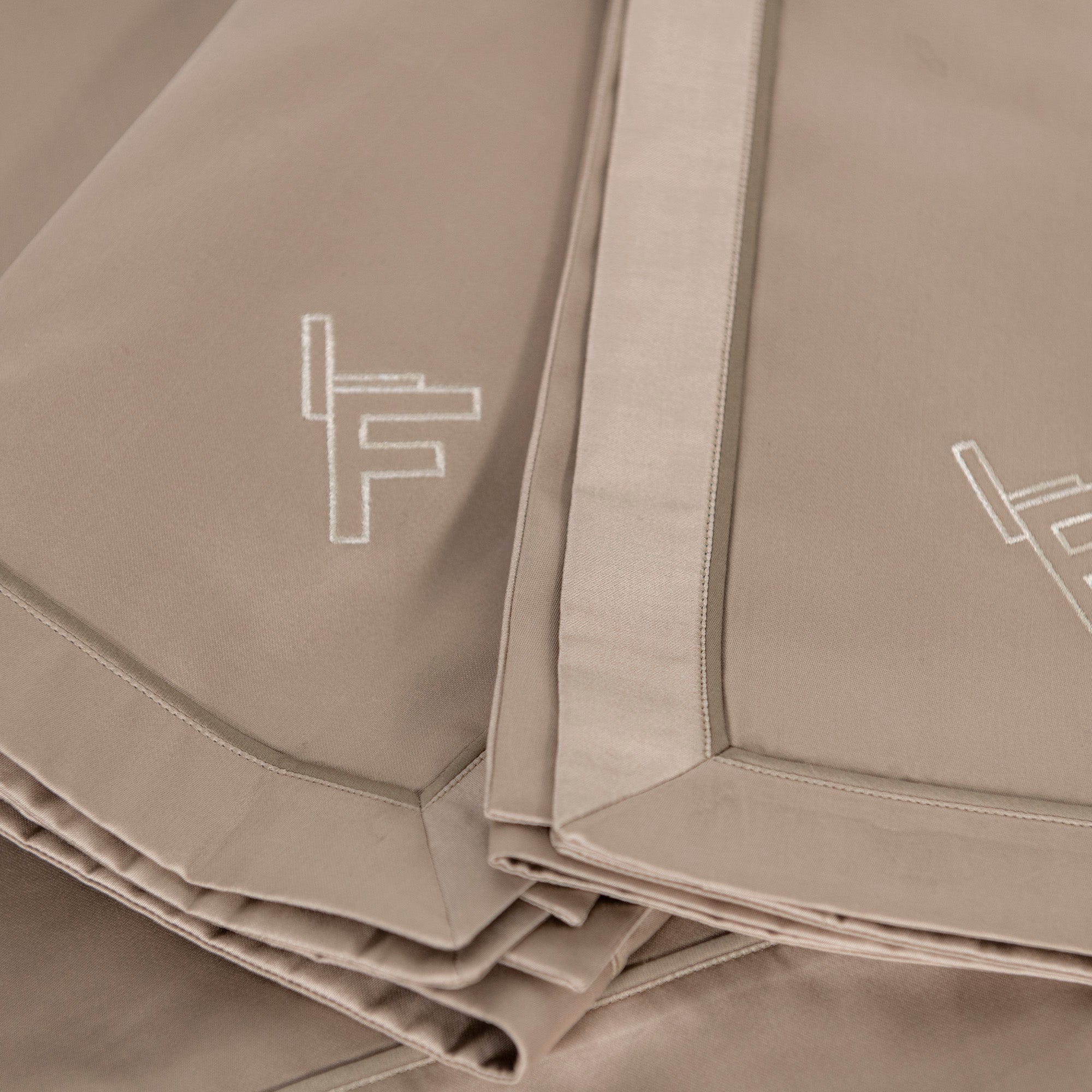 Parure de lit en coton avec logo brodé - Brun