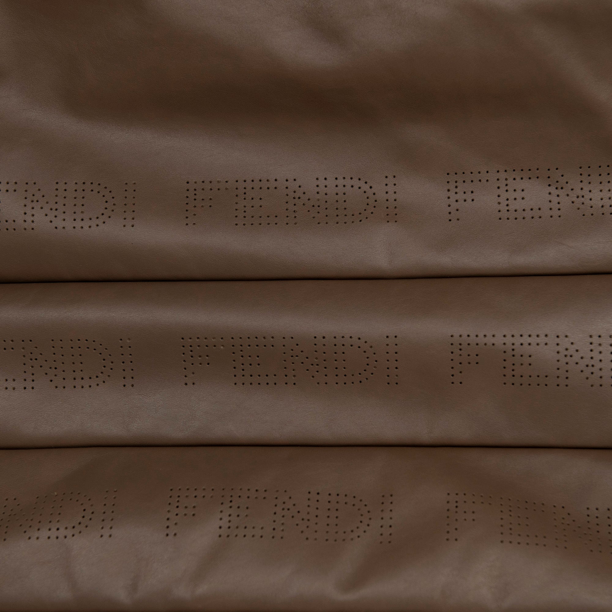 Coussin carré en cuir à logo découpé - Marron
