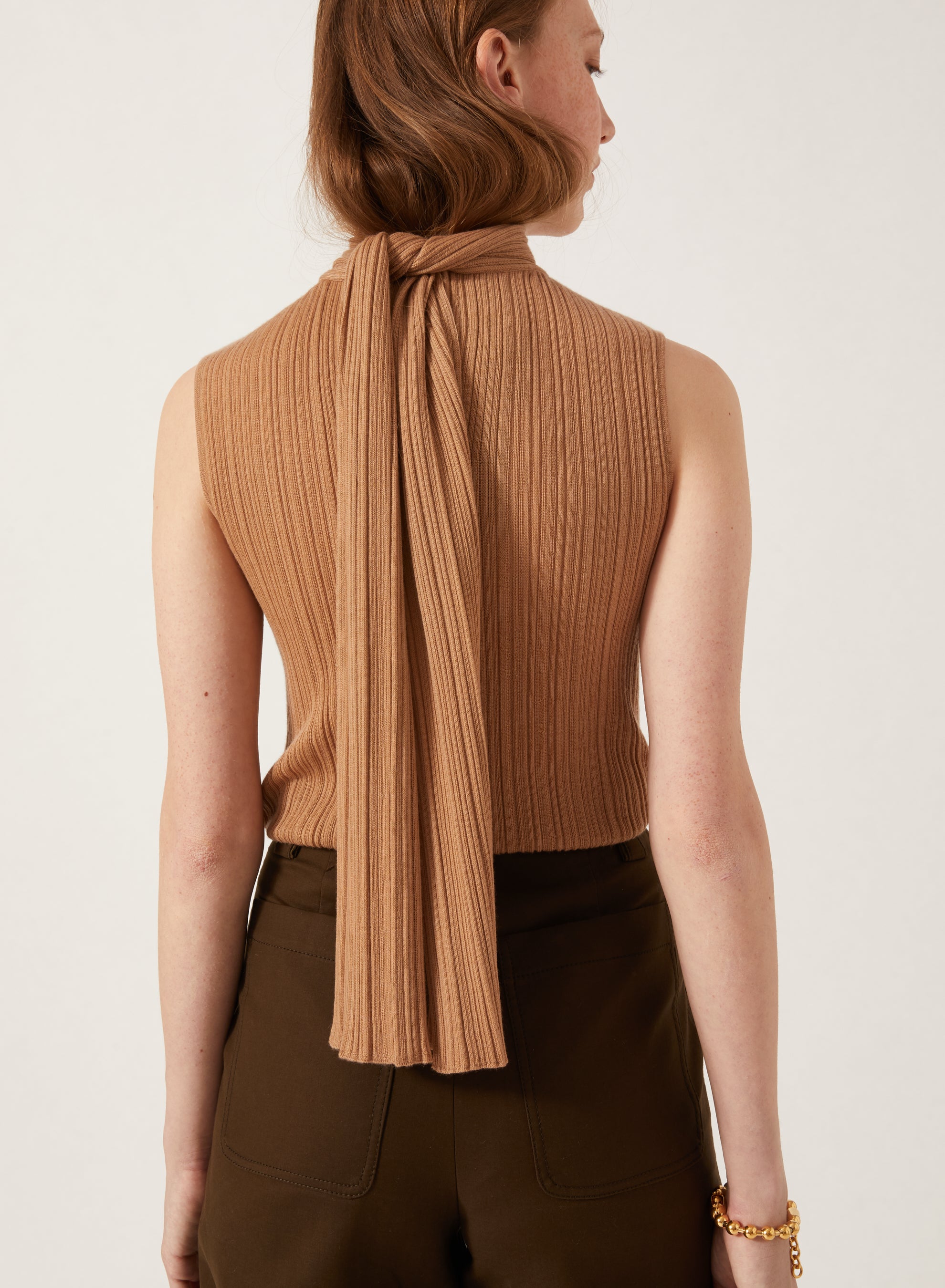 Camel_1QTY // Top sans manches col lavallière côtelée en laine - Camel