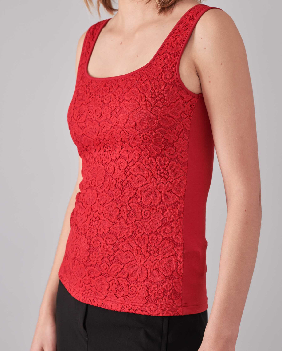 True Red / Top Akela
