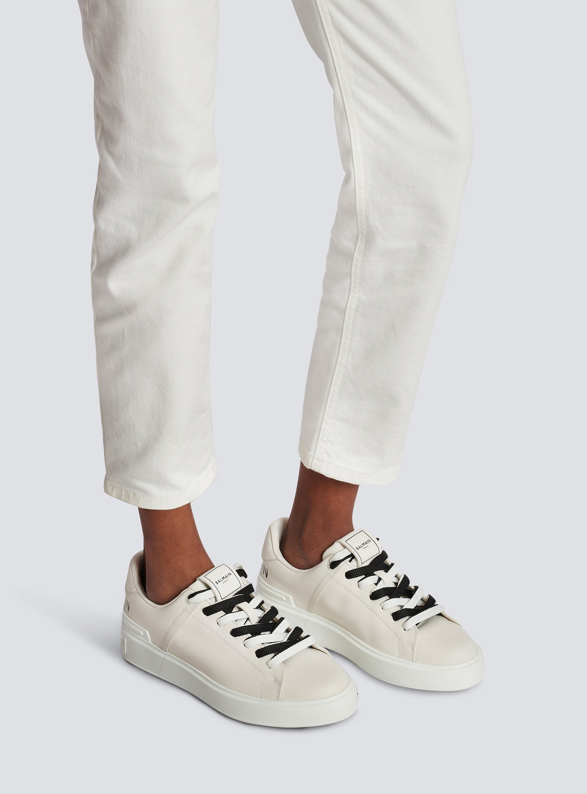 Baskets b-court en cuir lisse - Blanc & Noir