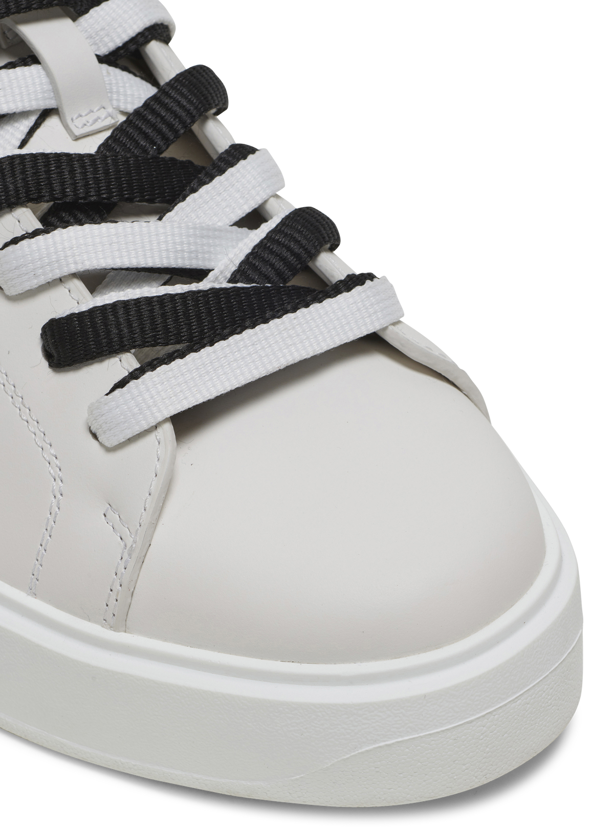 Baskets b-court en cuir lisse - Blanc & Noir