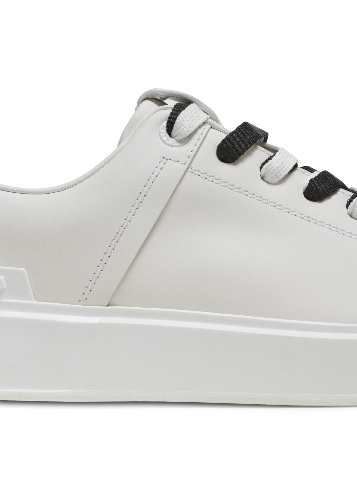Baskets b-court en cuir lisse - Blanc & Noir