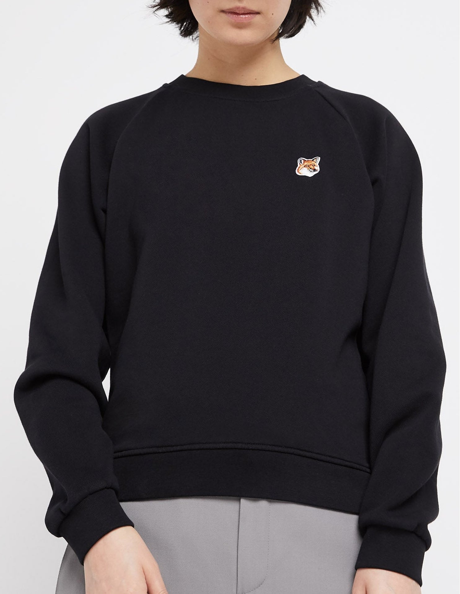 Sweatshirt à col rond ajusté avec écusson - Black