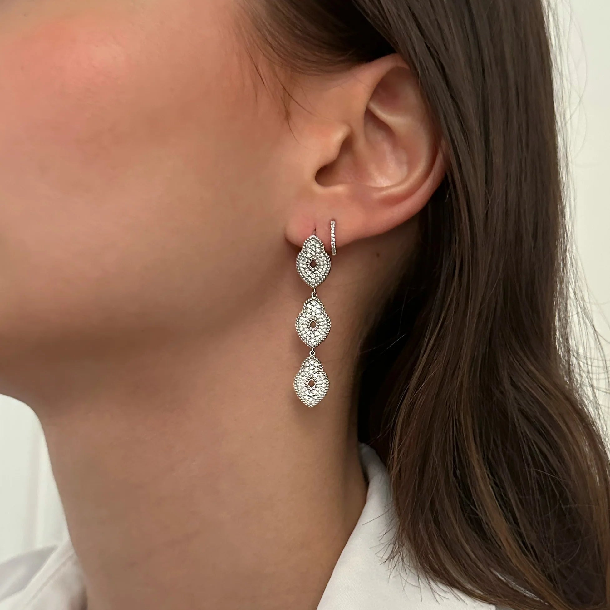 Boucles d'oreilles Aman en or blanc 18K sertie de diamants - Or blanc