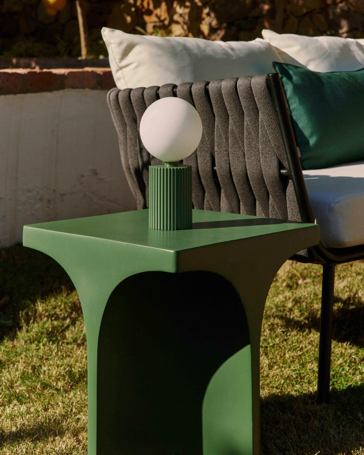 Table d'appoint Hydra en fibre de verre - Vert eucalyptus