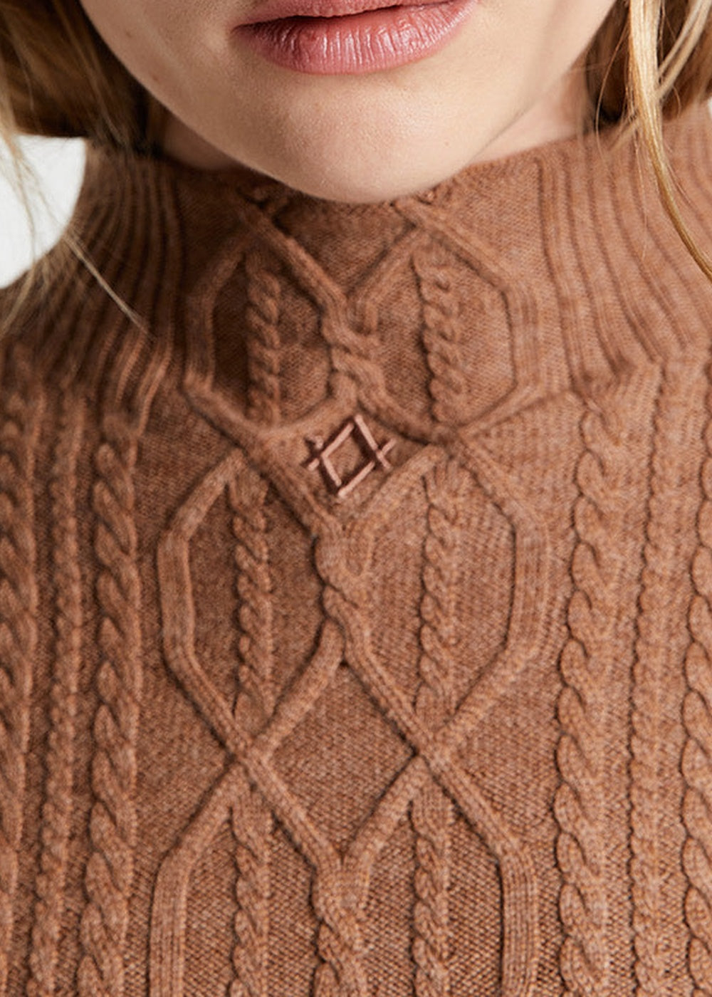 Pull col montant mailles torsadées en laine - Camel