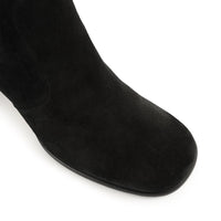 SR ADEN A POURSUIVI LES BOTTES DE MOLLET.