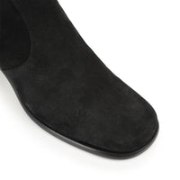 SR ADEN A POURSUIVI LES BOTTES DE MOLLET.