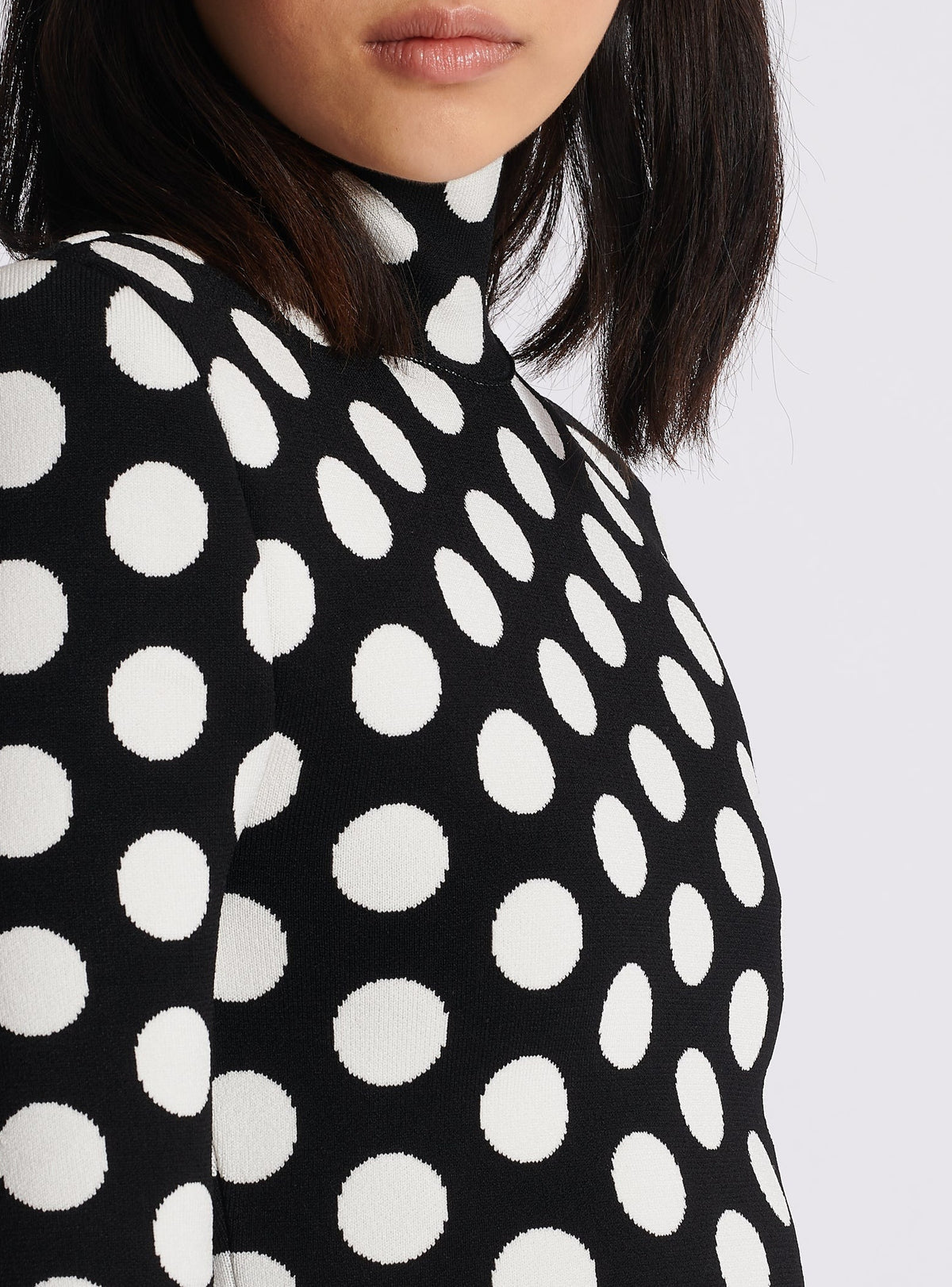 Short polka dot knit dress with high neck - Black & Natural