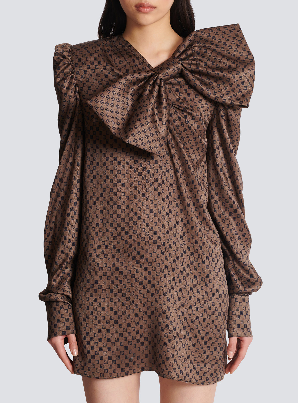 Robe courte à maxi nœud et imprimé mini monogramme - Marron & Marron Foncé