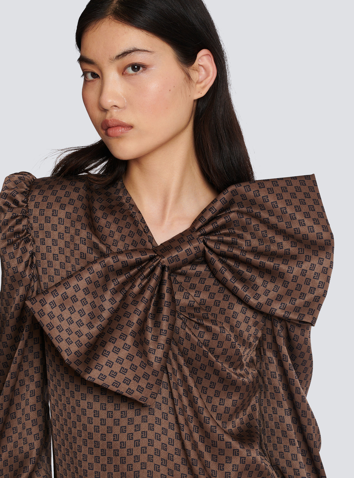 Robe courte à maxi nœud et imprimé mini monogramme - Marron & Marron Foncé