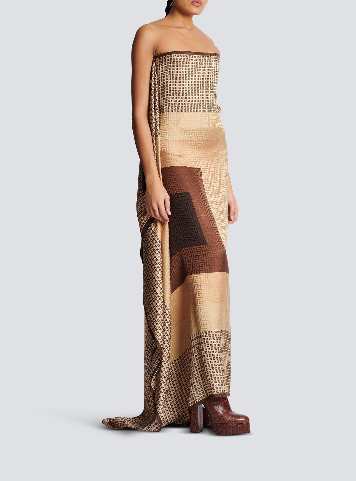 Robe longue foulard monogramme en soie - Marron