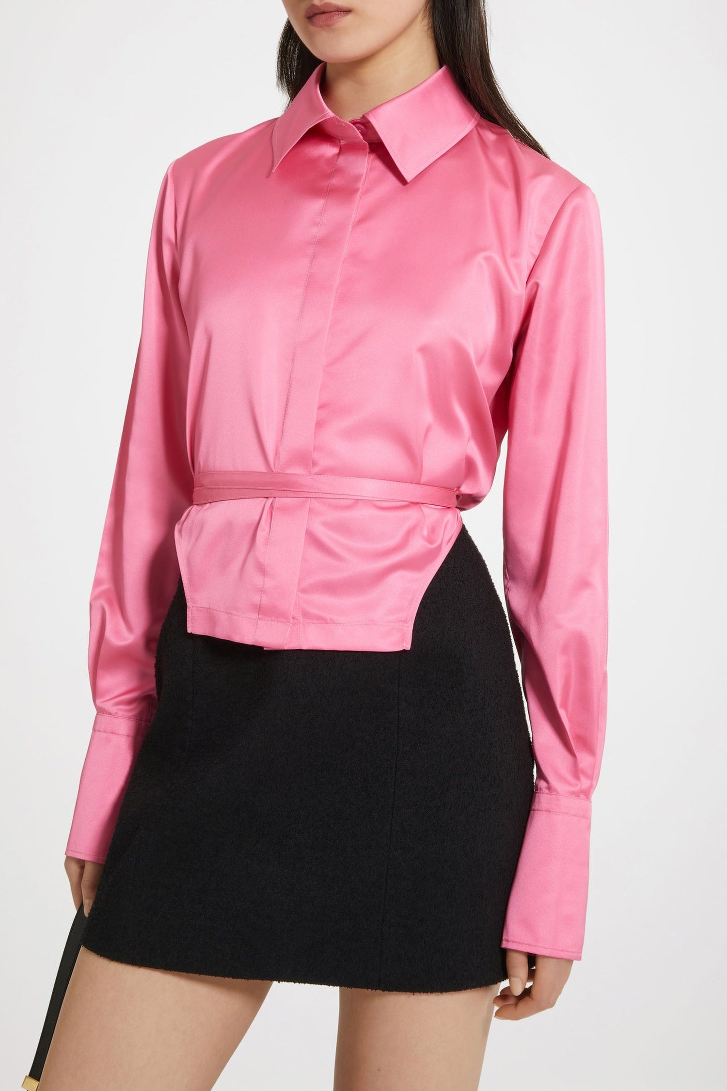Chemise courte à découpes en satin éco-responsable