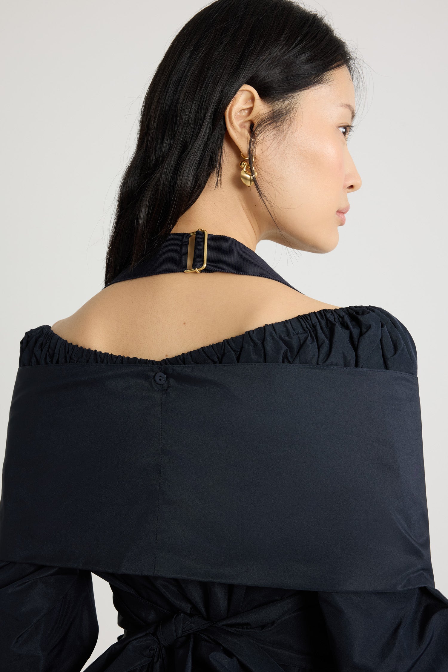 Navy Black / Blouse croisée en faille recyclée