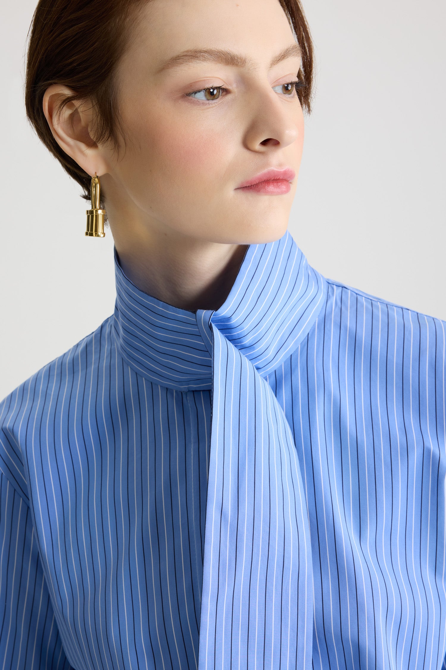 Ice Blue Stripes / Blouse à col foulard en popeline de coton bio imprimée