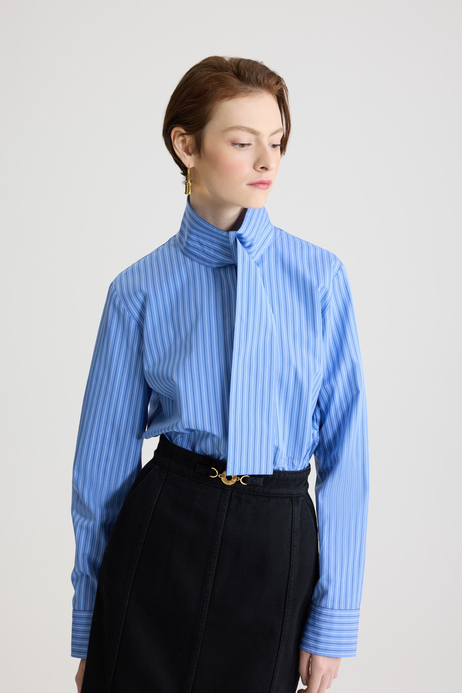 Ice Blue Stripes / Blouse à col foulard en popeline de coton bio imprimée