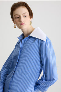 Ice Blue Stripes / Blouse à col large en popeline de coton bio imprimée