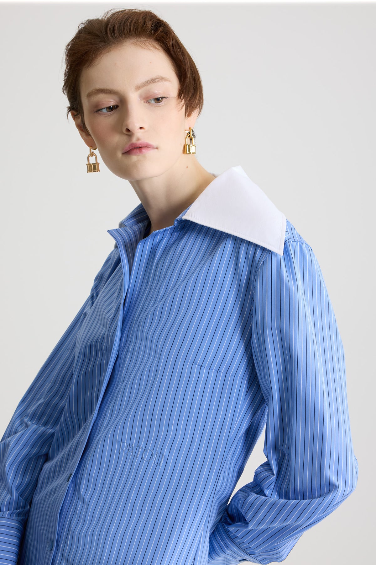 Ice Blue Stripes / Blouse à col large en popeline de coton bio imprimée