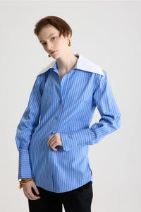 Ice Blue Stripes / Blouse à col large en popeline de coton bio imprimée