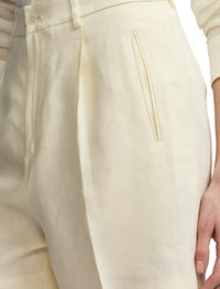 Tracy pleated shorts in linen - Lux Cream