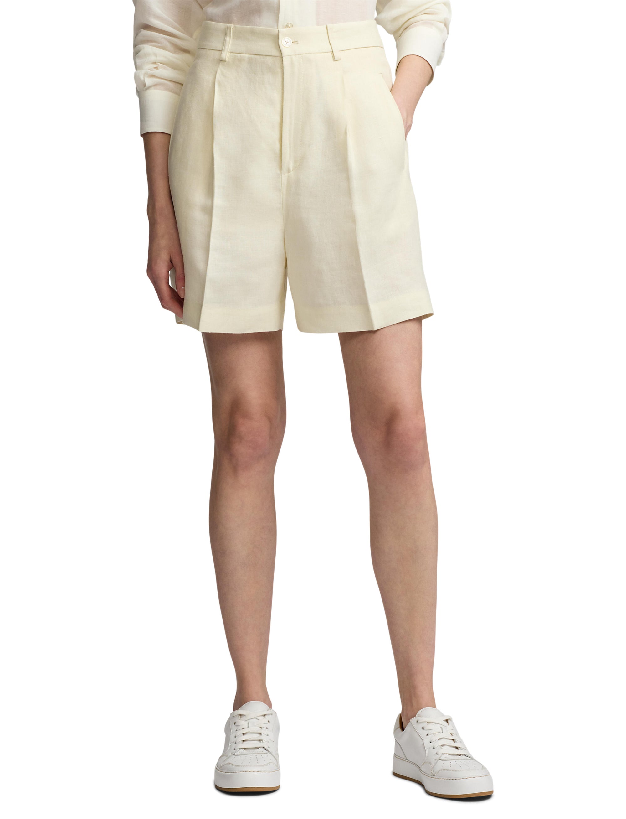Tracy pleated shorts in linen - Lux Cream