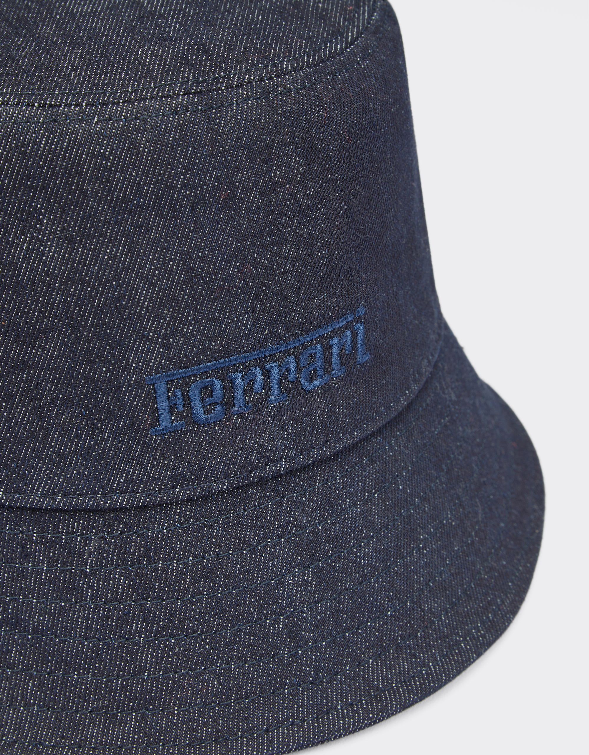 Bob unisexe avec logo Ferrari en denim - Denim