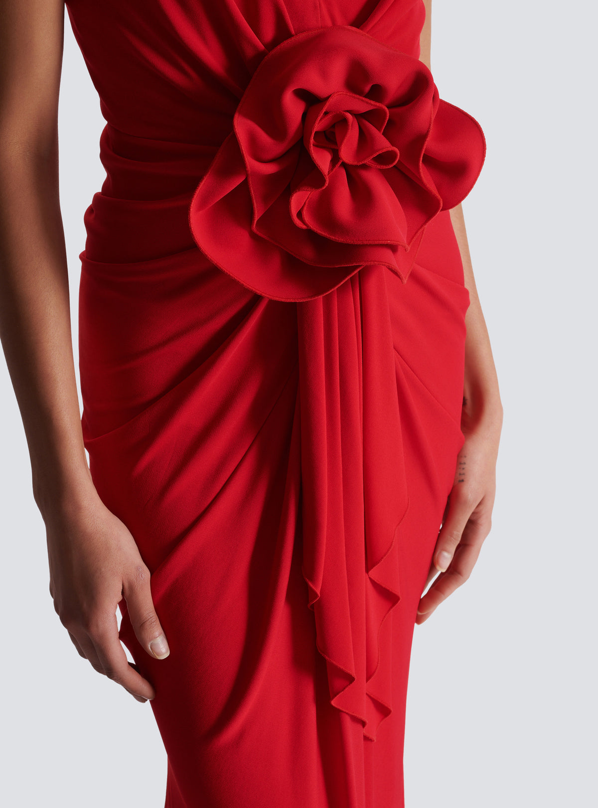 Robe longue plissée à détail fleur - Rouge