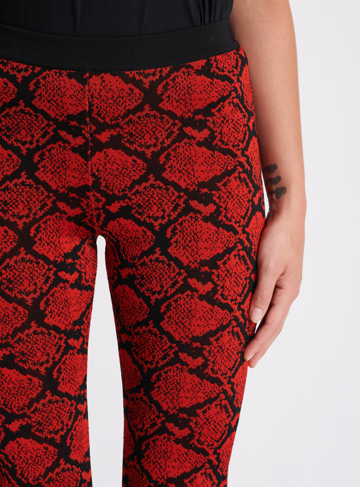 Pantalon bootcut en maille jacquard python - Noir & Rouge