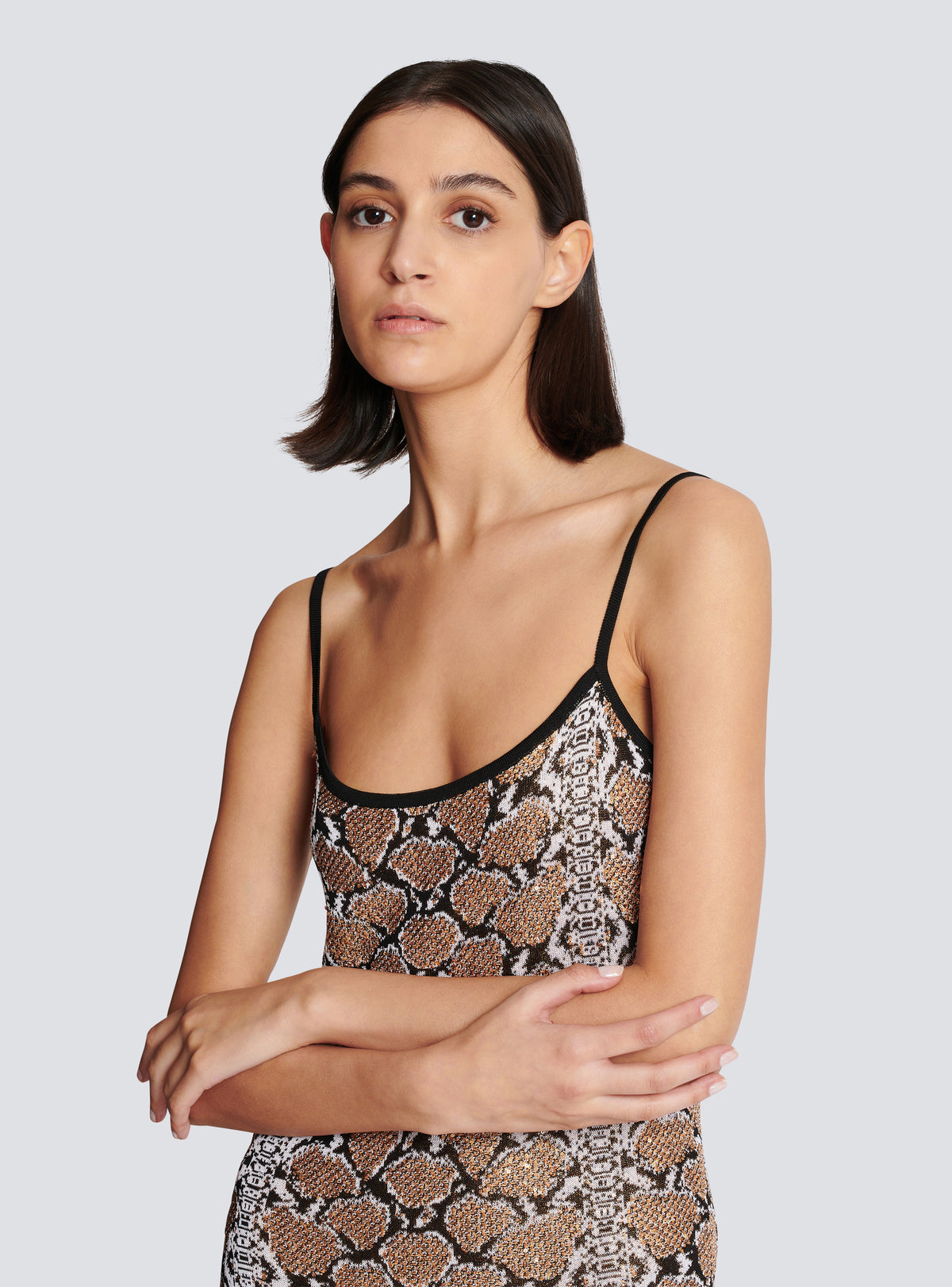 Robe longue à fines bretelles en maille python - Noir & Camel & Blanc
