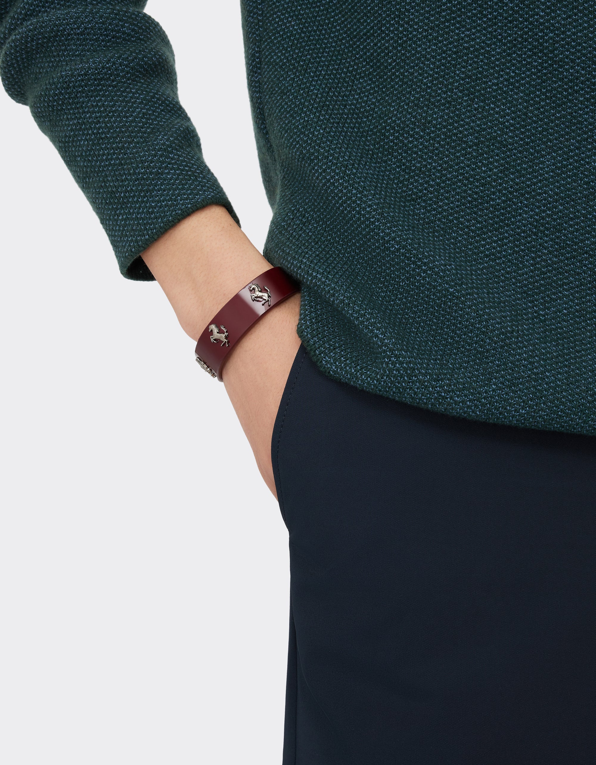 Unisex bracelet with prancing horse studs in leather - Bordeaux