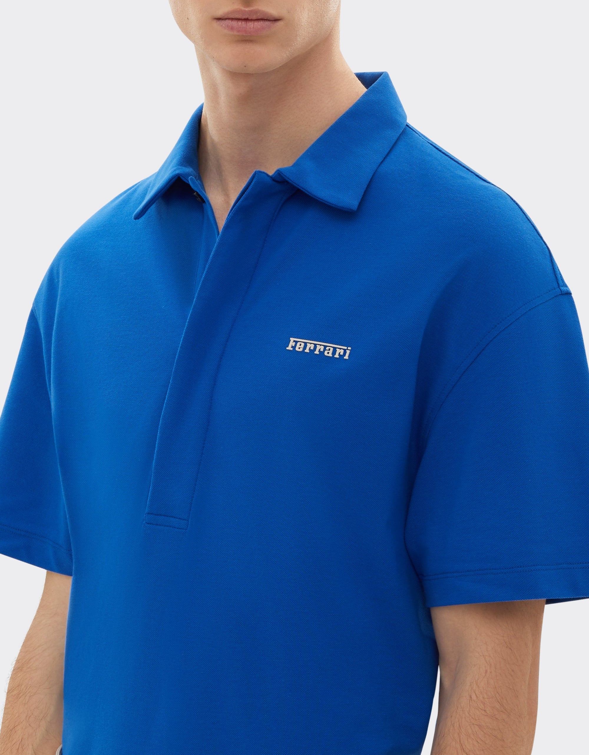 Polo boutonnière invisible avec logo Ferrari - Blu Klein