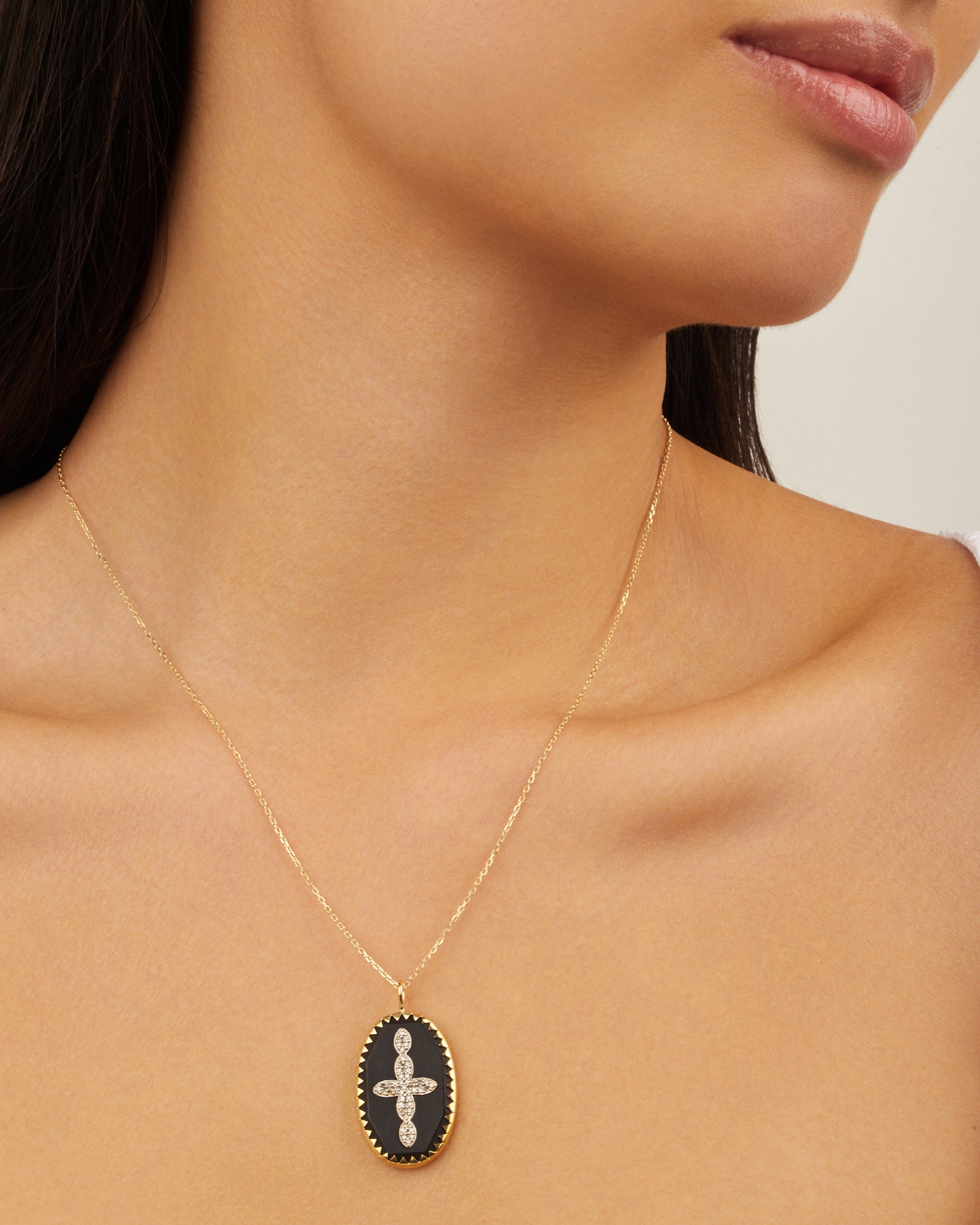 Collier croix en or jaune et argent avec diamant - Diamant & Résine