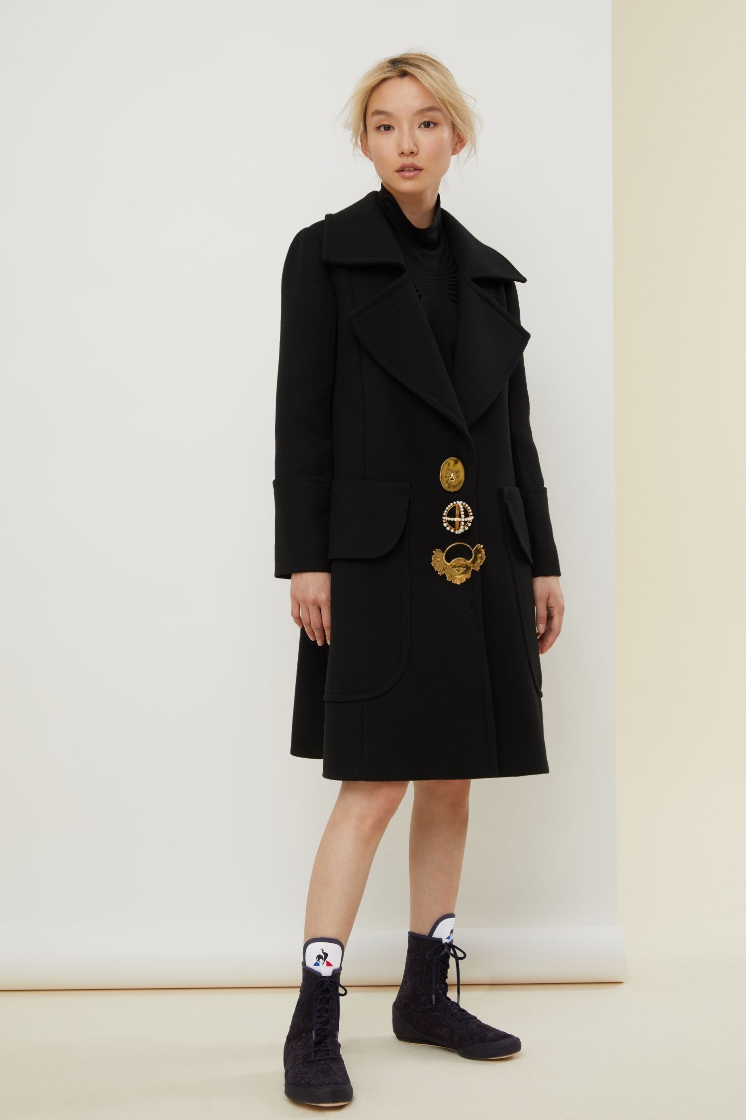 Long coat decorated with wool brooches - Black