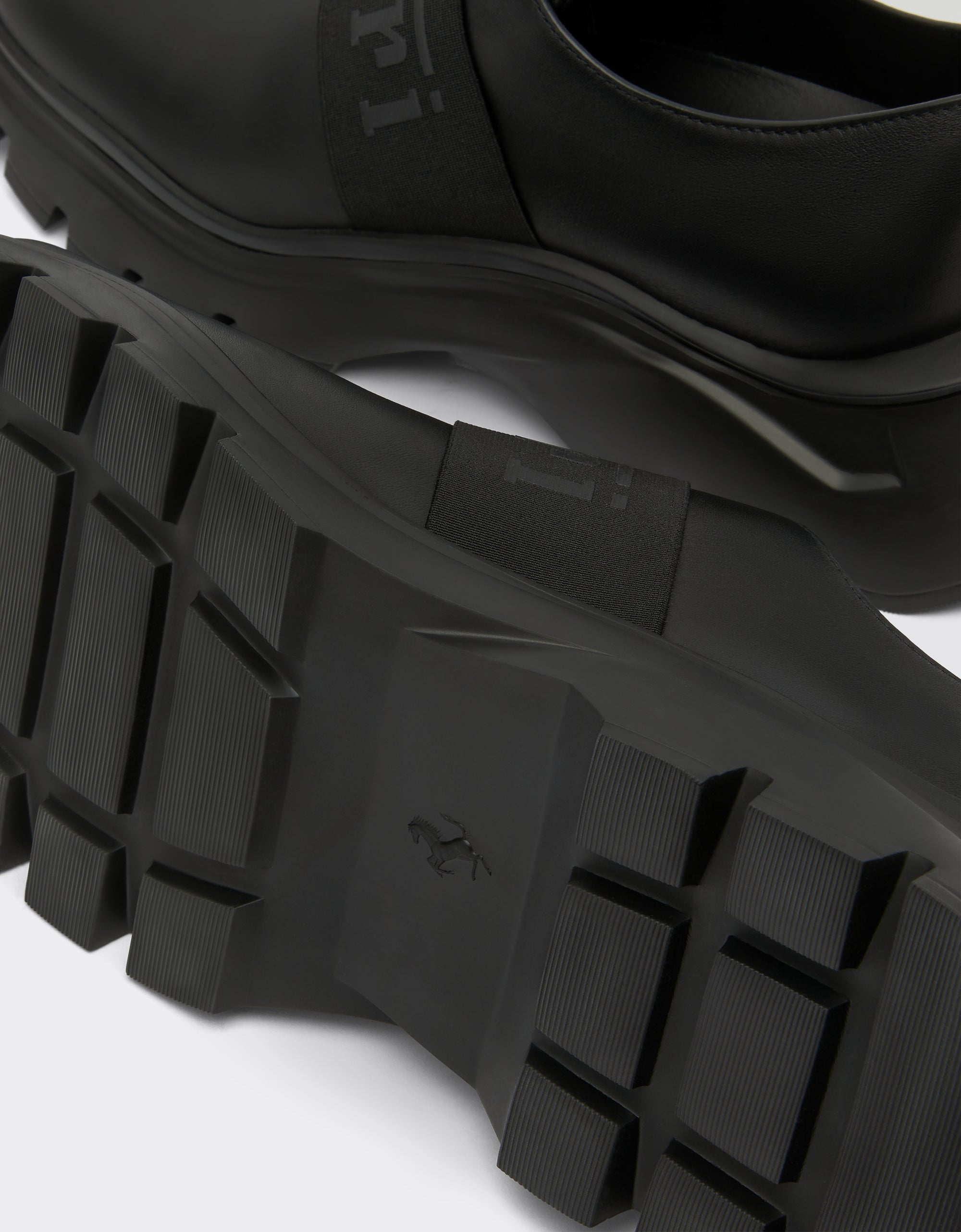 Sneakers avec ruban Ferrari en cuir - Nero