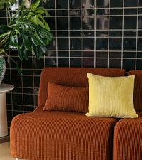 Coussin Carino en velours côtelé - Jaune