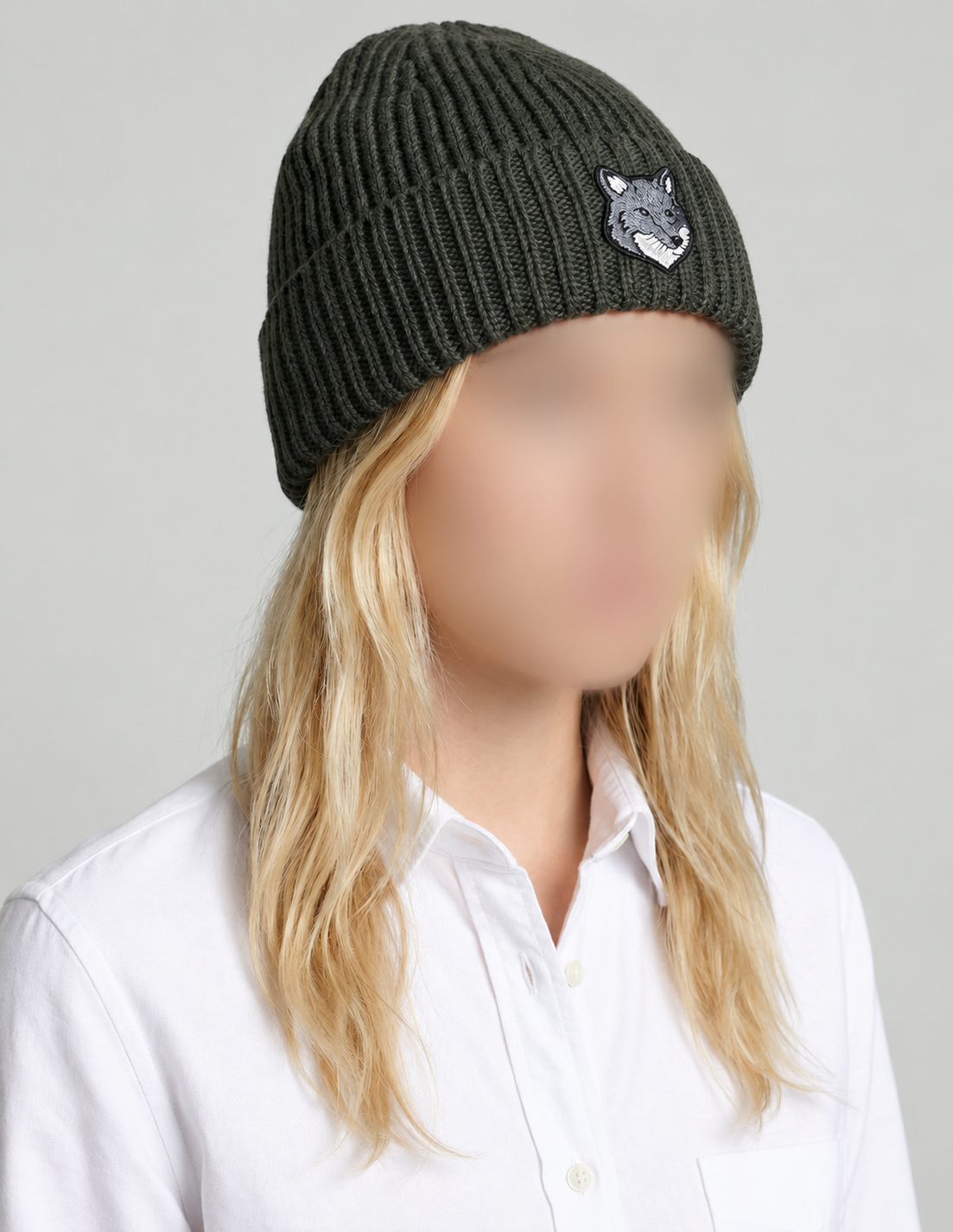 Bonnet avec écusson brodé en laine - Pebble