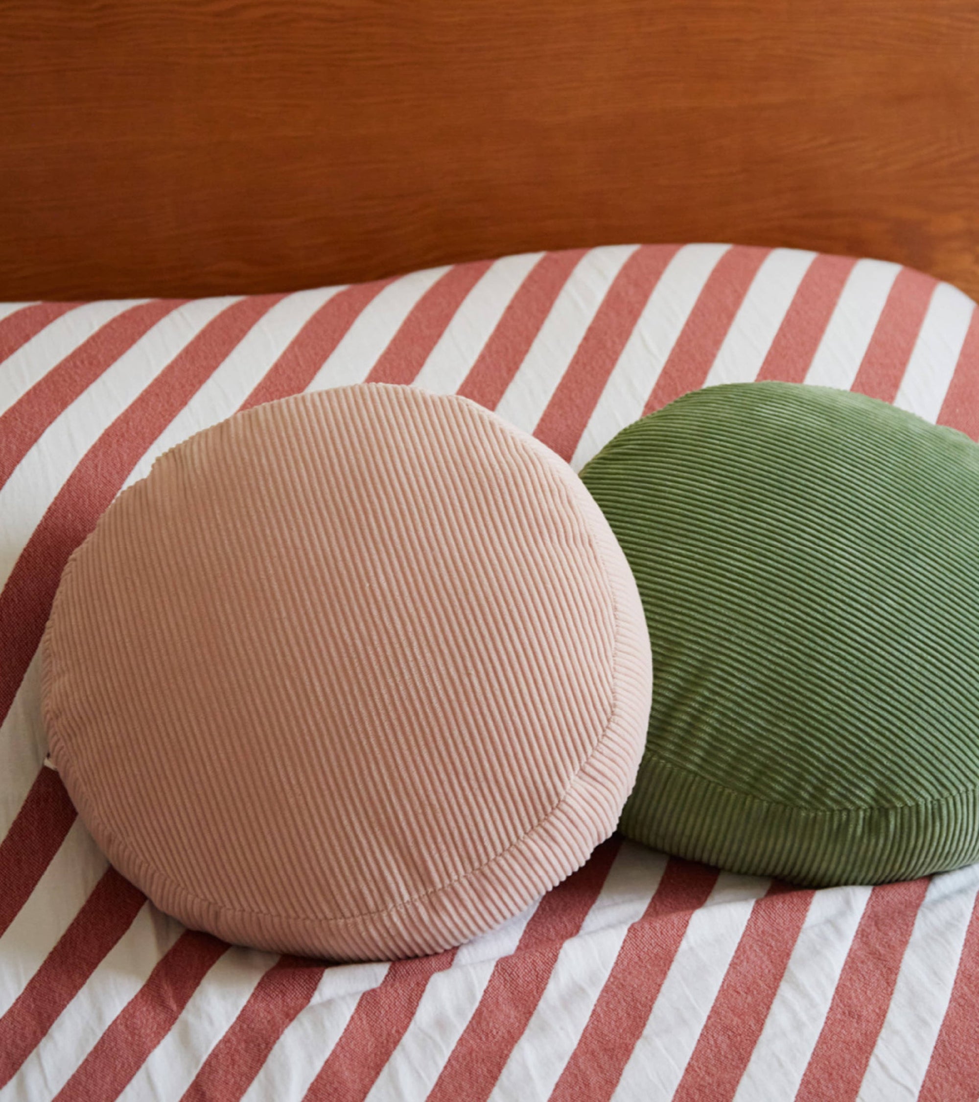 Coussin Ciccio en velours côtelé - Vert amande