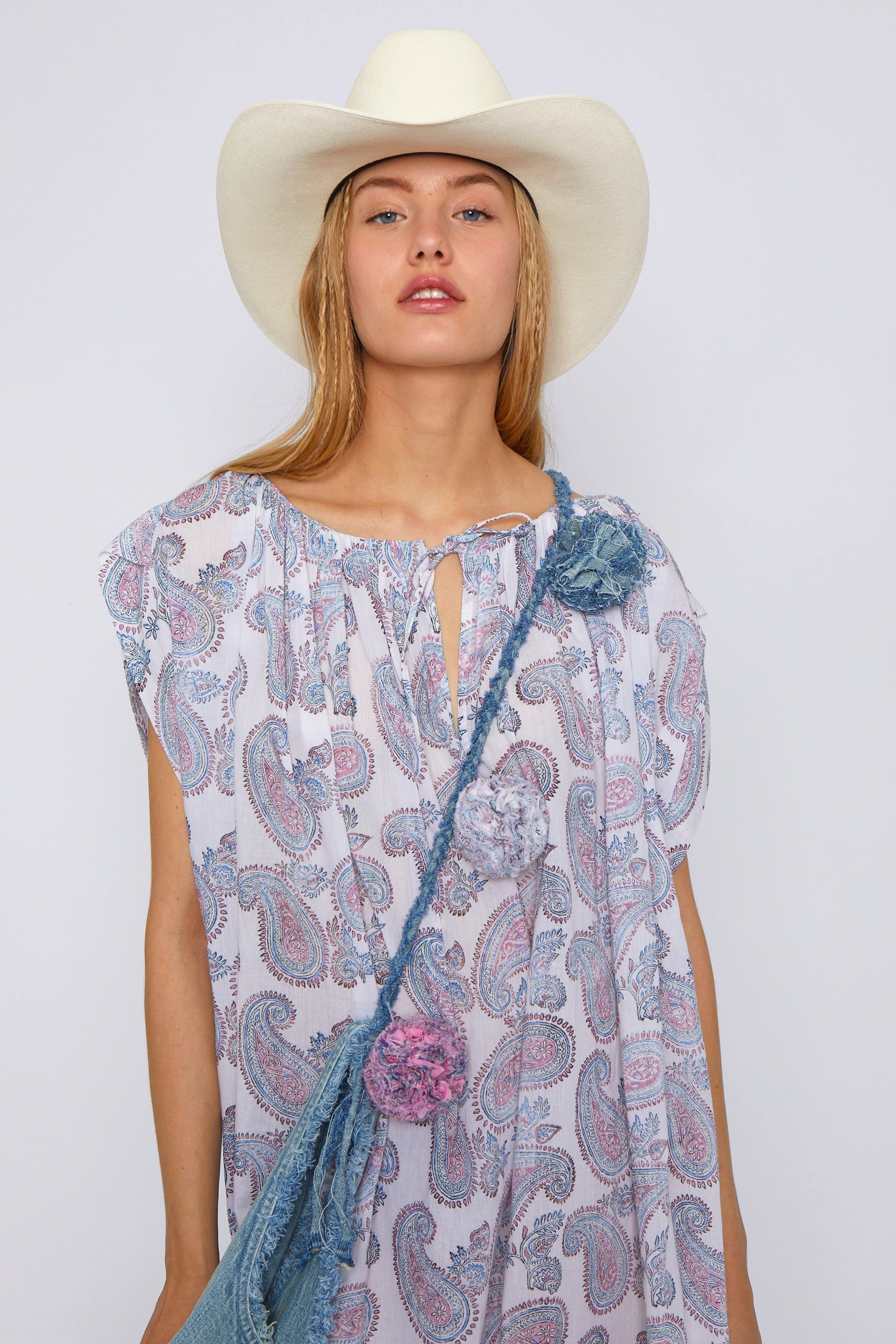 1_90€_WARNING_WHITE ROBE DAFF - White